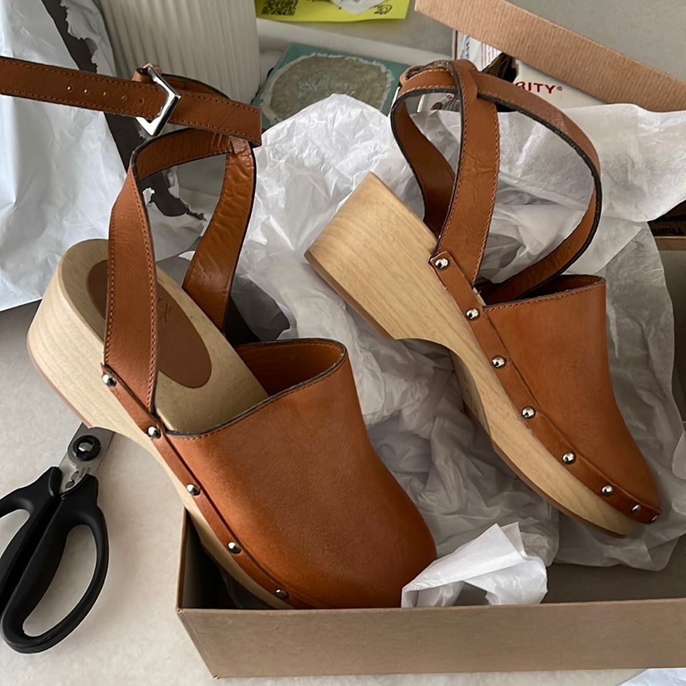 NIB Free People x Unalira Tan Leather Kaia Clogs